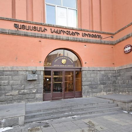 Armenak Apartment No 8, Abovyan Street Ереван Екстериор снимка