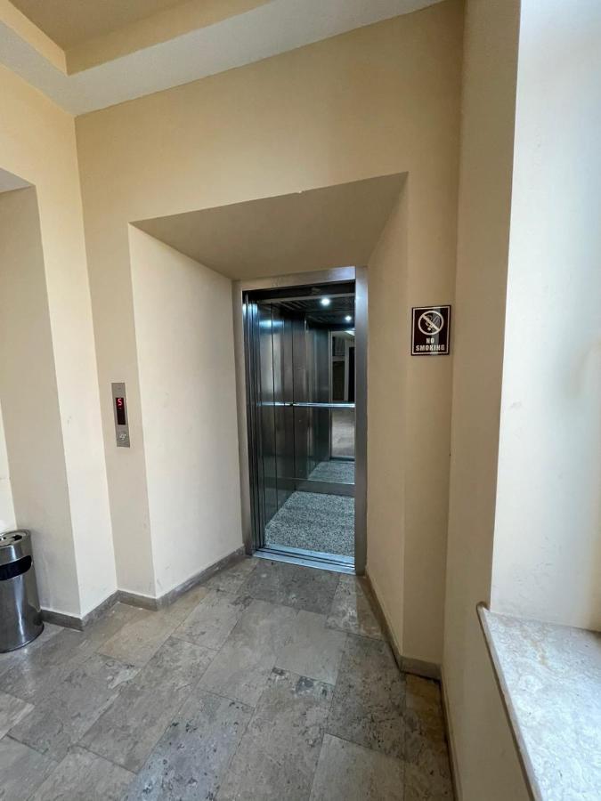 Armenak Apartment No 8, Abovyan Street Ереван Екстериор снимка
