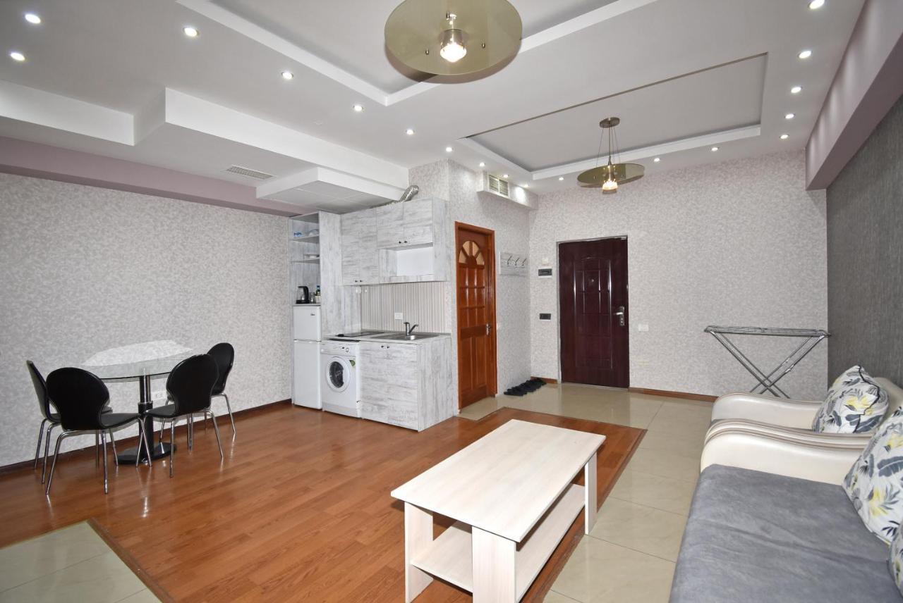 Armenak Apartment No 8, Abovyan Street Ереван Екстериор снимка