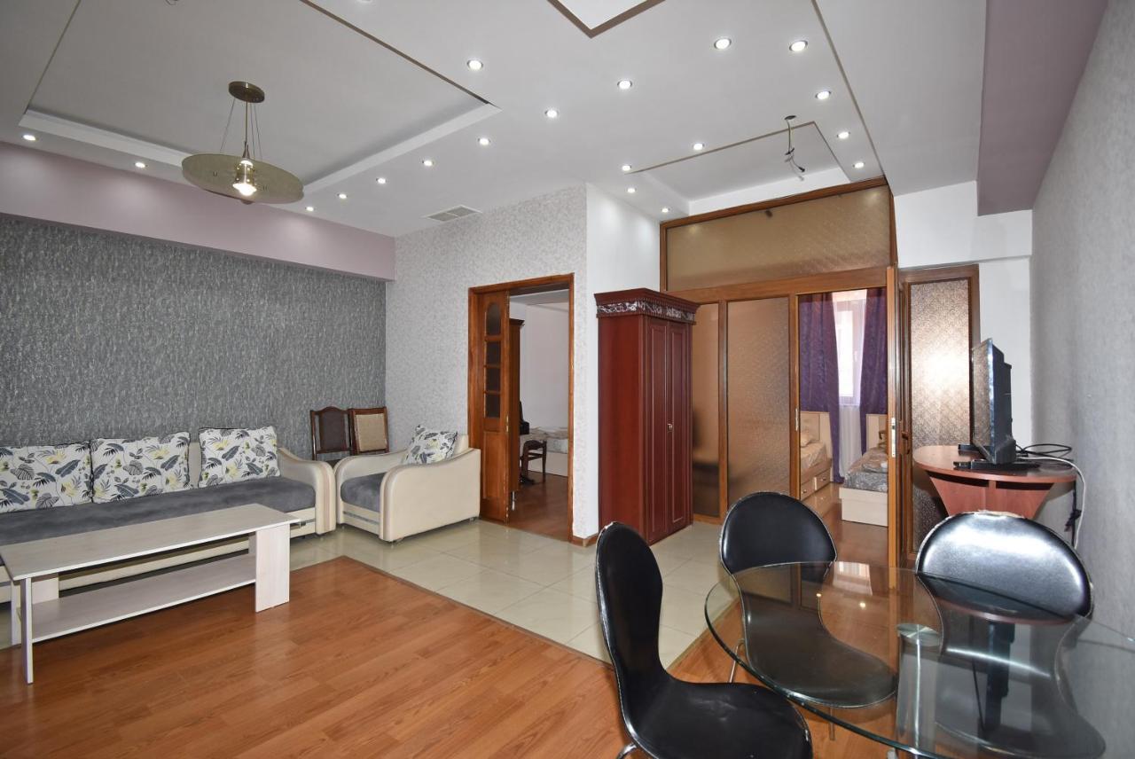 Armenak Apartment No 8, Abovyan Street Ереван Екстериор снимка