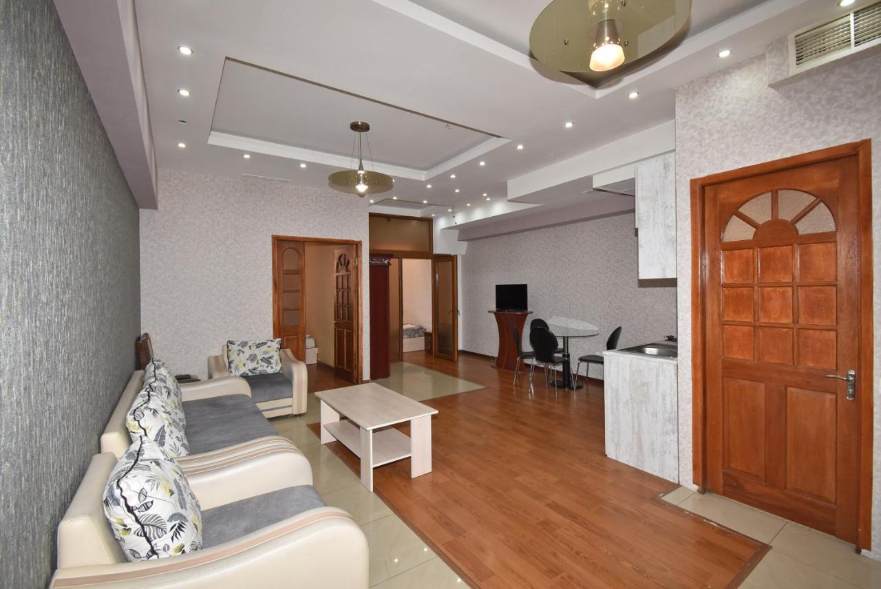 Armenak Apartment No 8, Abovyan Street Ереван Екстериор снимка