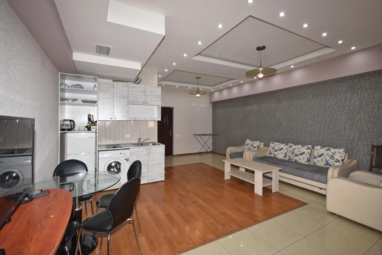 Armenak Apartment No 8, Abovyan Street Ереван Екстериор снимка