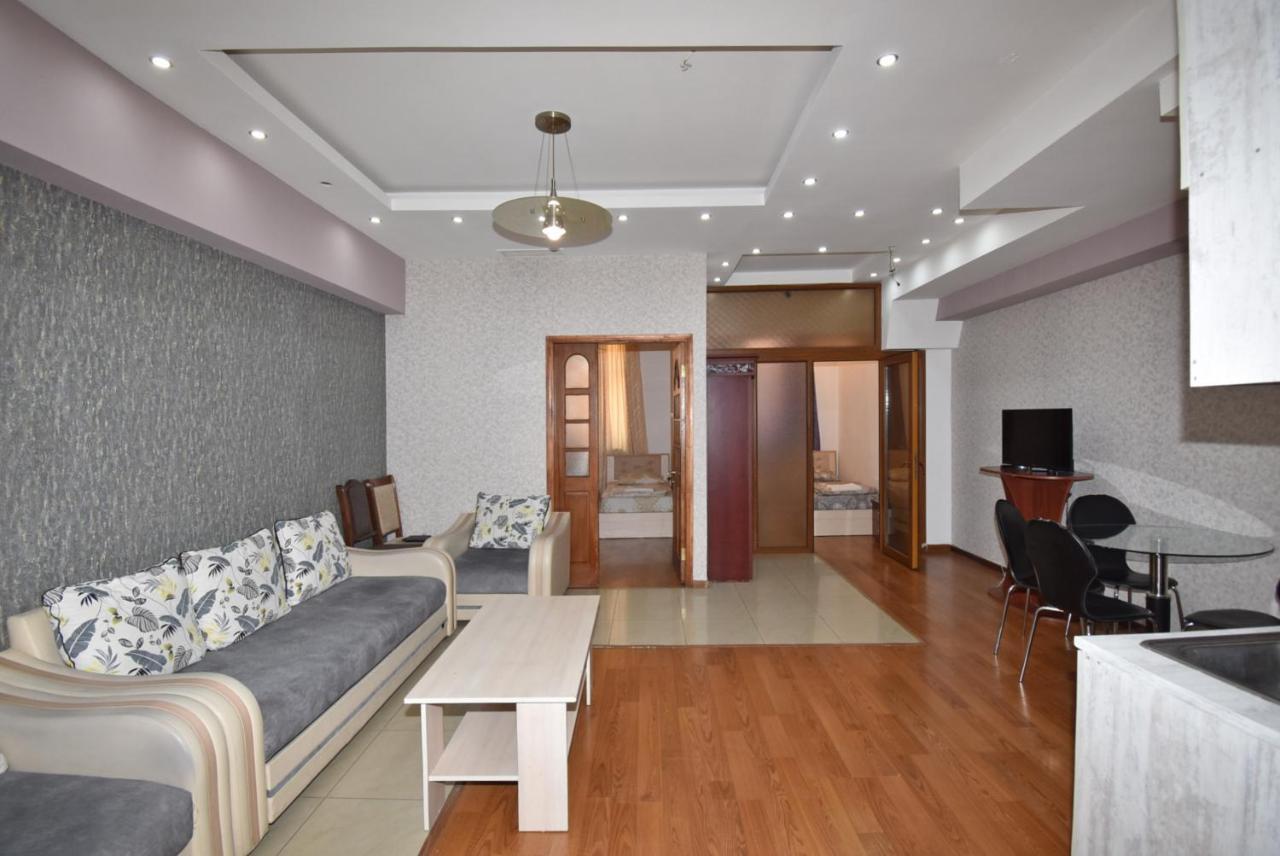 Armenak Apartment No 8, Abovyan Street Ереван Екстериор снимка