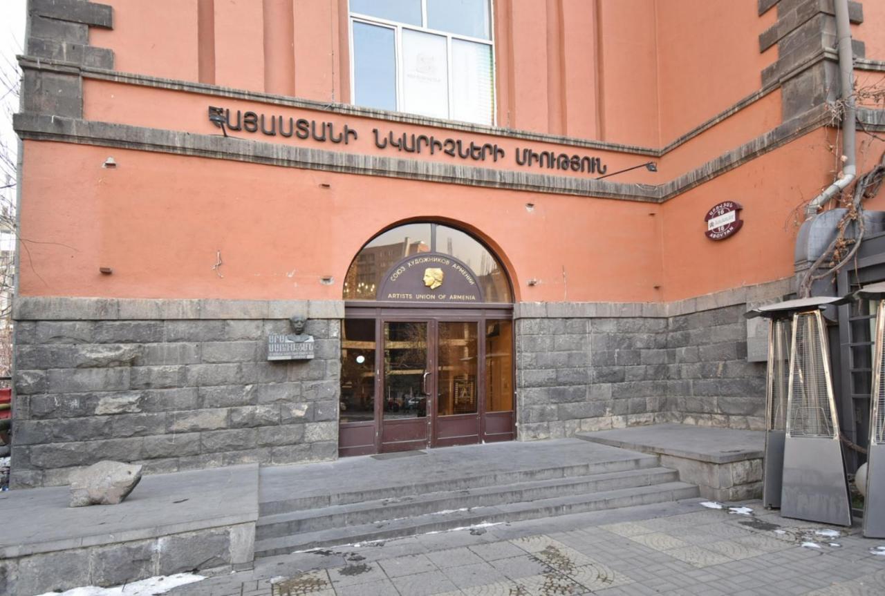 Armenak Apartment No 8, Abovyan Street Ереван Екстериор снимка