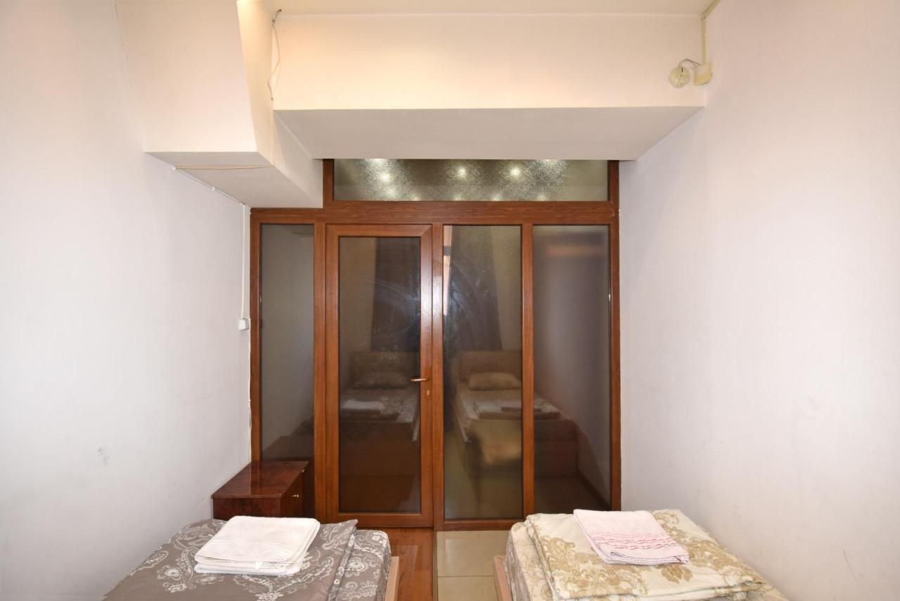 Armenak Apartment No 8, Abovyan Street Ереван Екстериор снимка