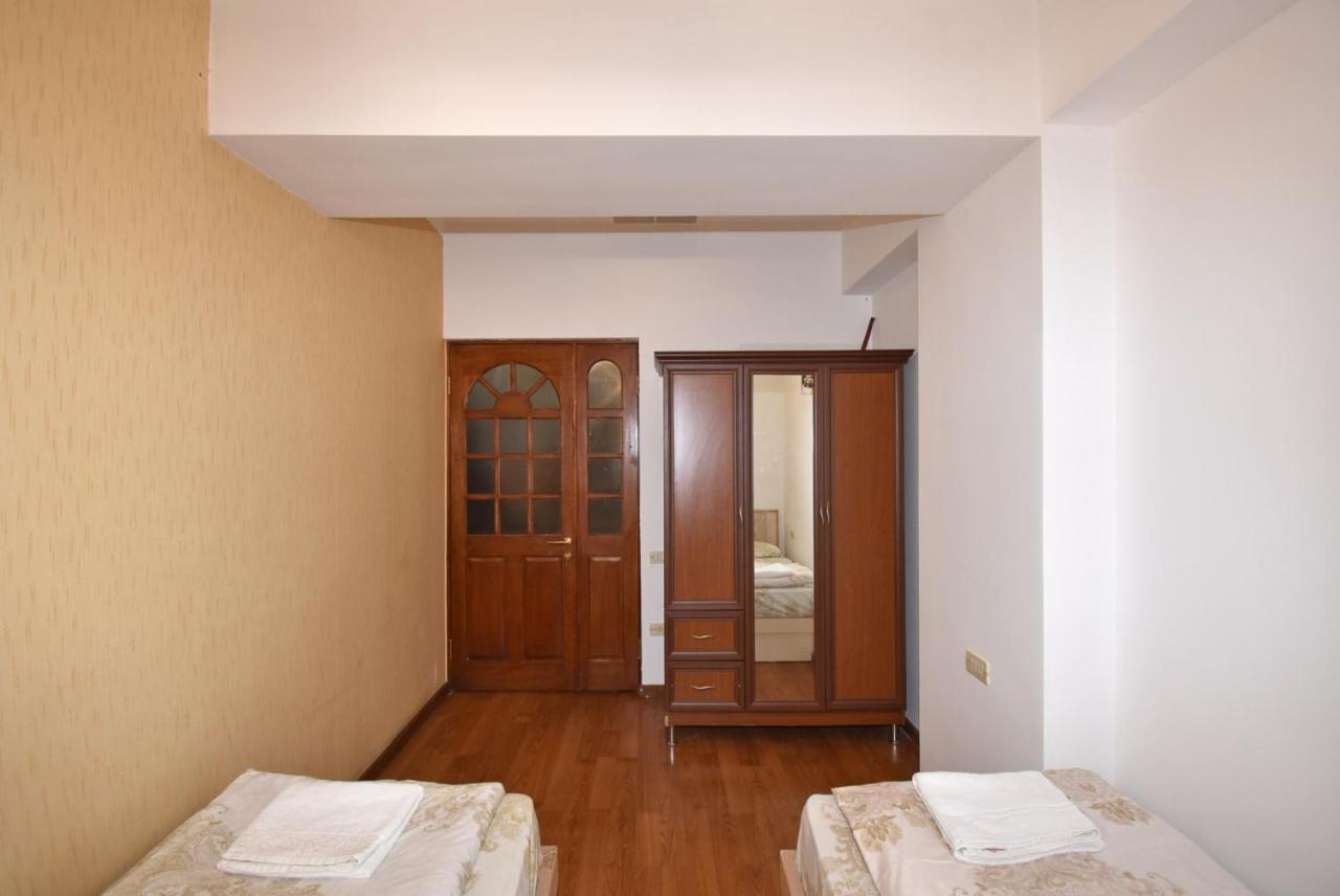 Armenak Apartment No 8, Abovyan Street Ереван Екстериор снимка